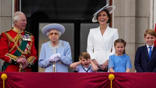 «Королева очень любит Шарлотту»: как Елизавета II балует детей Кейт Миддлтон