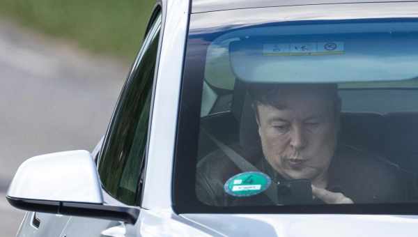 Негативное освещение в СМИ отпугнуло водителей Tesla от использования автопилота