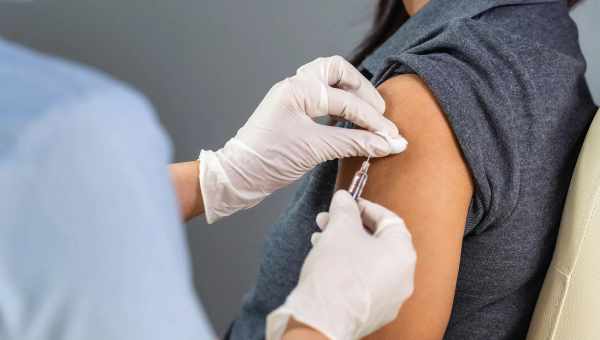 Почему иммунитет после вакцины сильнее, чем после болезни