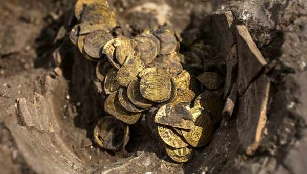 В центре Израиля нашли золотые монеты возрастом 1100 лет